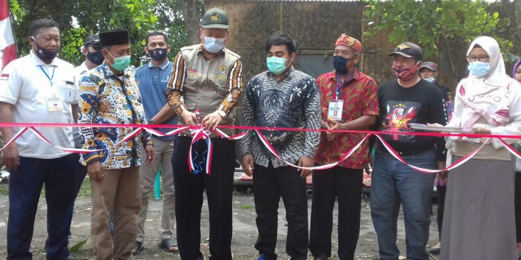 CAMAT KLANGENAN RESMIKAN BUDI DAYA JAMUR MERANG BUMDES BINTANG MUDA DESA DANAWINANGUN