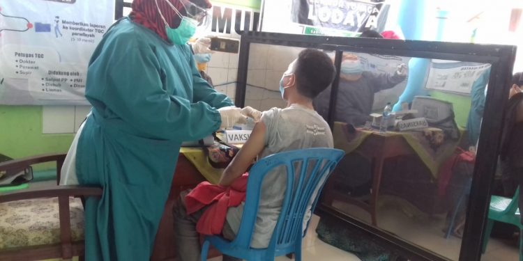 VAKSINASI MENJADI SALAH SATU SOLUSI YANG DILAKUKAN PEMERINTAH UNTUK MENCEGAH PENULARAN COVID-19