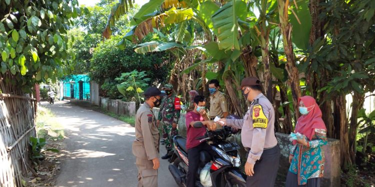 KELURAHAN BABAKAN BERSAMA PETUGAS PPKM SKALA MIKRO MELAKUKAN ANTISIPASI PENYEBARAN VIRUS COVID-19 DI WILAYAHNYA