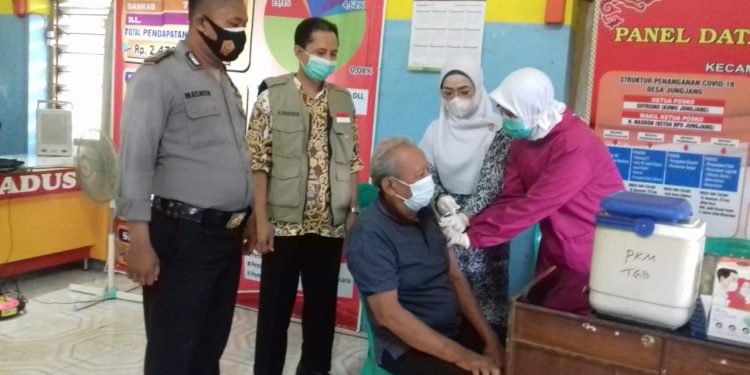 WARGA DAN LANSIA DESA JUNGJANG DIVAKSINASI COVID-19