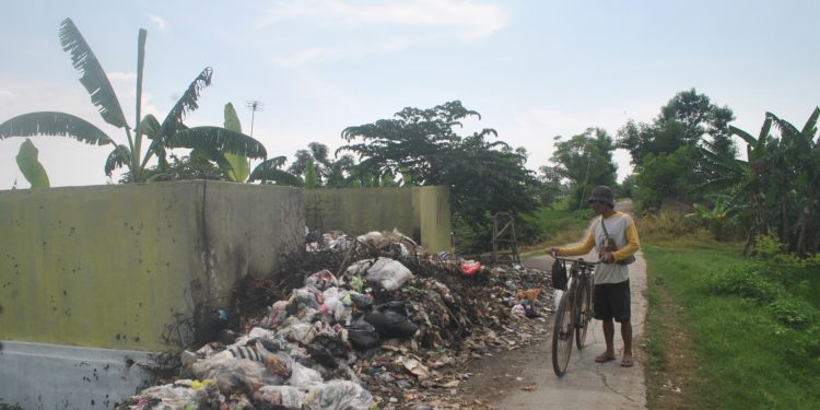 Warga Keluhkan Tumpukan Sampah “Menggunung “ di TPS Wanantara