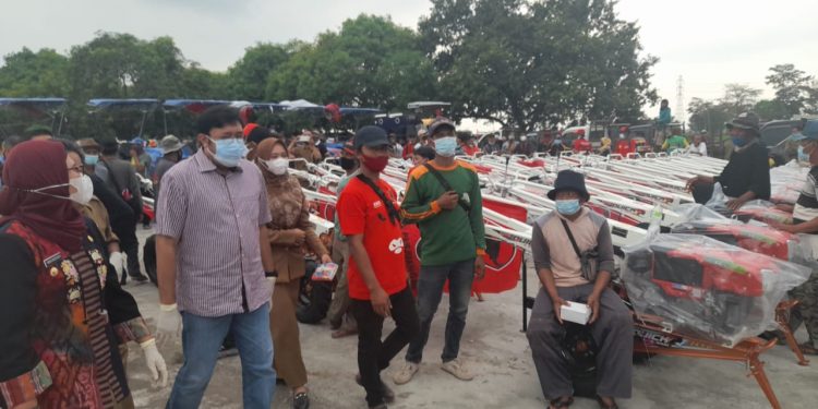 Selaraskan Program Bupati Indramayu, Ono Surono Salurkan Alsintan Untuk Kelompok Tani.