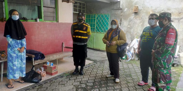 PEMDES PLUMBON BERSAMA PETUGAS PPKM SKALA MIKRO ANTISIPASI PENYEBARAN VIRUS COVID-19