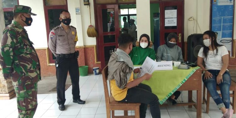 ANTUSIAS WARGA DAN LANSIA KELURAHAN WATUBELAH UNTUK DIVAKSIN TINGGI