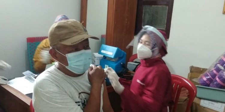 PULUHAN WARGA DAN LANSIA DI DESA KARANGSARI JALANI VAKSINASI COVID-19