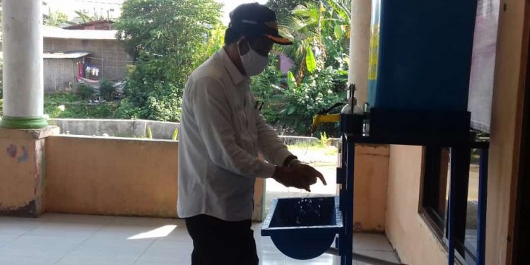 MASUK KANTOR PELAYANAN PUBLIK SALAH SATUNYA KANTOR DESA WAJIB CUCI TANGAN DULU