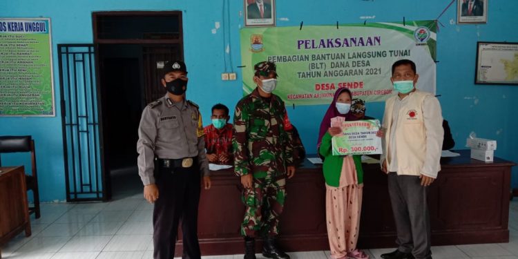 Pemerintah Desa Sende Bagikan BLT Covid 19 ke 174 KPM