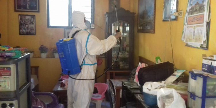 RUMAH WARGA DIDESA ARJAWINANGUN DISEMPROT DISINFEKTAN