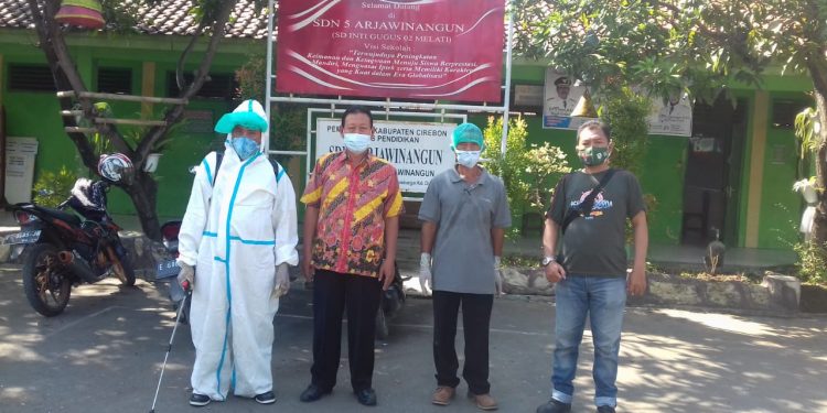 ANTISIPASI PENYEBARAN COVID-19, SATGAS SEMPROTKAN DISINFEKTAN DI SDN 5 ARJAWINANGUN