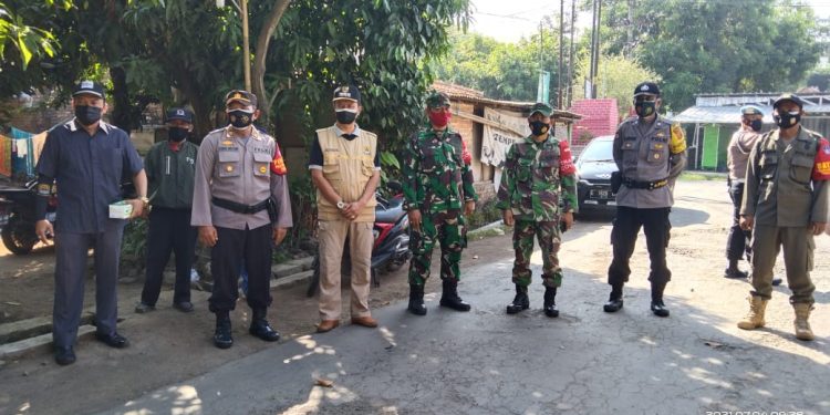 PPKM DARURAT, SATGAS PENANGANAN COVID-19 KECAMATAN SUMBER INTENSIFKAN DISIPLIN PROKES DIWILAYAH KELURAHAN KENANGA