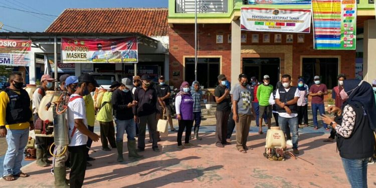 TEKAN PENYEBARAN COVID-19 SATGAS PENANGANAN COVID-19 DESA GIRINATA SEMPROTKAN DISINFEKTAN DILINGKUNGAN WILAYAHNYA