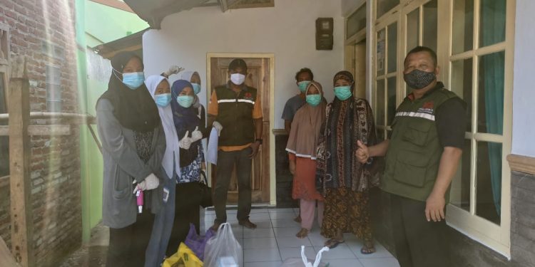 PEDULI WARGA DAN LANSIA PEMDES BOBOS BERSINERGI DENGAN BIDAN SUMIATI BERIKAN BANTUAN