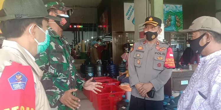 Mengeyel Saat Di Sidak, Satgas Covid-19 Kecamatan Lemahabang Tegur Pengusaha Toko Modern Karomah
