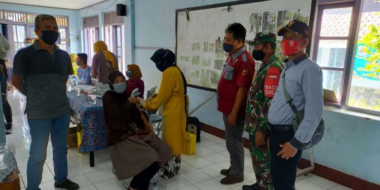 ANTUSIAS WARGA DESA PLUMBON UNTUK DIVAKSIN TINGGI