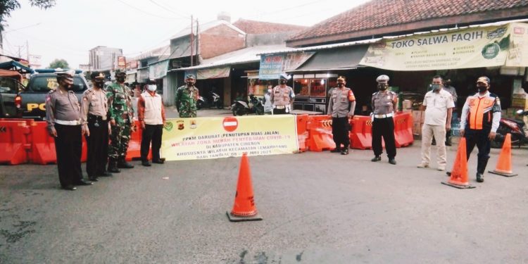 Kendalikan Wilayah Zona Merah, Satgas Covid-19 Kecamatan Lemahabang Tutup Ruas Jalan Cipeujeuh – Kuningan