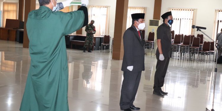 BUPATI CIREBON MINTA KEPADA YANG BARU DIAMBIL SUMPAH DAN DILANTIK AGAR MEMILIKI SEMANGAT MELAYANI MASYARAKAT, MEMBANGUN, AMANAH, JUJUR DAN PATUH PADA PERATURAN