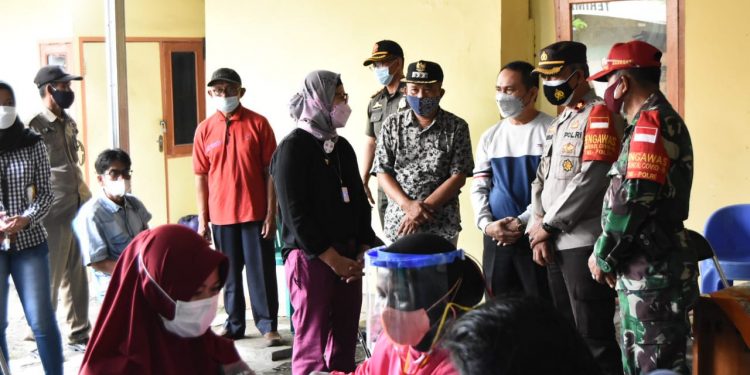 Giat Serbu Vaksinasi, Bupati Nina Agustina Sumbangkan Doorprize