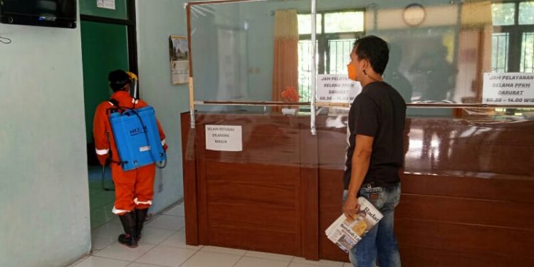 ANTISIPASI PENYEBARAN COVID-19 SATGAS SEMPROTKAN DISINFEKTAN DI KANTOR KECAMATAN PALIMANAN