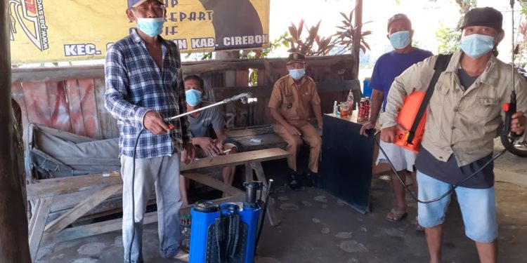 SATGAS COVID-19 DESA GINTUNG KIDUL LAKUKAN PENYEMPROTAN DISINFEKTAN ANTISIPASI PENYEBARAN VIRUS COVID-19