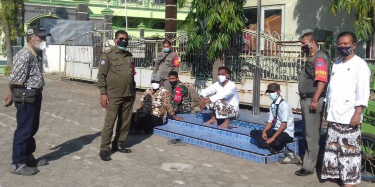 JAGA IMMUNITAS TUBUH, KUWU DAN PERANGKAT DESA KEBONTURI RUTIN BERJEMUR DIMASA PANDEMI COVID-19