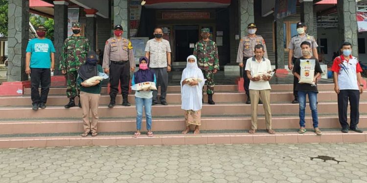 PEMDES CIKALAHANG BANTU WARGA TERPAPAR COVID-19 DAN JUGA ORANG TUA JOMPO SERTA ANAK YATIM PIATU
