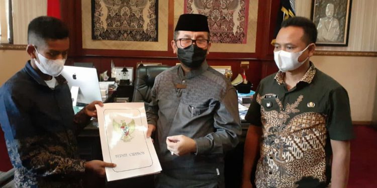 KULI BANGUNAN YANG VIRAL ASAL DESA DUKUH KECAMATAN KAPETAKAN DAPAT BANTUAN DAN PERHATIAN DARI BUPATI CIREBON