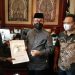 KULI BANGUNAN YANG VIRAL ASAL DESA DUKUH KECAMATAN KAPETAKAN DAPAT BANTUAN DAN PERHATIAN DARI BUPATI CIREBON
