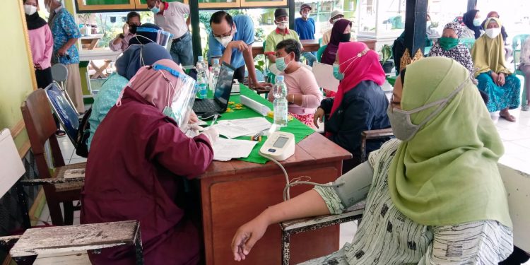 Tim Puskesmas Susukanlebak Mulai Vaksin Warga Tingkat Desa