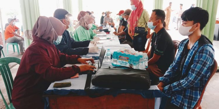 Hadir Membludak, Ratusan Warga Susukanagung Antri Vaksinasi Tahap Pertama