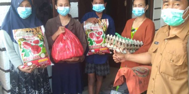 PEMDES KEJUDEN BANTU WARGA YANG TENGAH MENJALANI ISOMAN