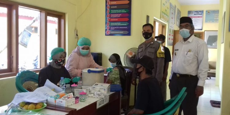 KUWU DESA GEYONGAN FASILITASI WARGANYA YANG BELUM MENDAPATKAN SUNTIKAN VAKSIN