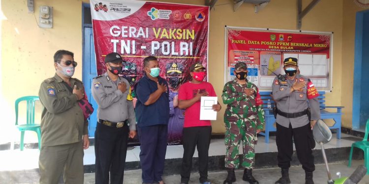 KAPOLSEK ARJAWINANGUN DAN KUWU DESA BULAK MONITORING KEGIATAN VAKSINASI