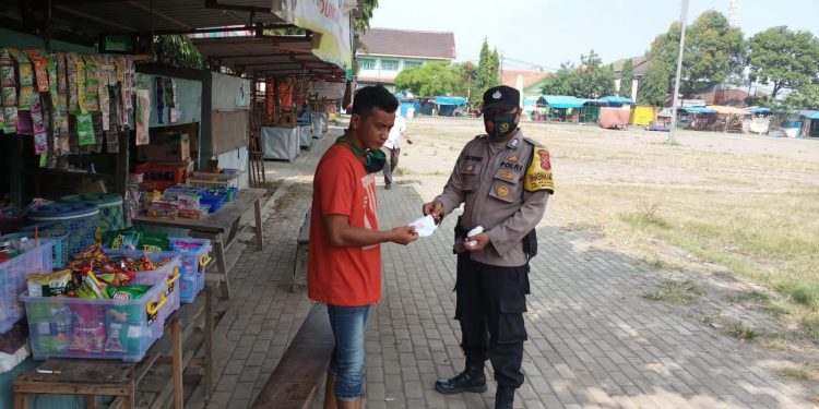 PEMDES ARJAWINANGUN BAGIKAN MASKER SEBAGAI SALAH SATU PENUNJANG PROKES TERMASUK DIMASA PPKM DARURAT