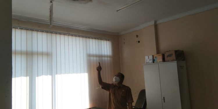 Sejumlah Karyawan Dinas Tenaga Kerja Keluhkan Gedung Karena Bocor