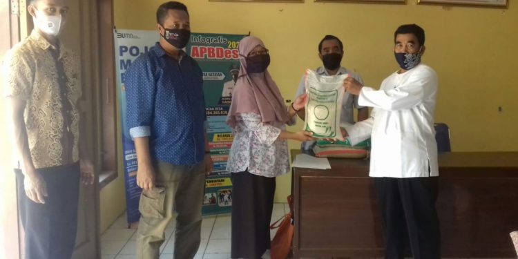 KUWU HADION SANTONI SALURKAN BANTUAN KEMENSOS RI DITENGAH PANDEMI COVID-19