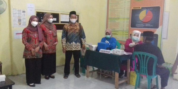 LANSIA DESA JATIMERTA DIVAKSINASI COVID-19