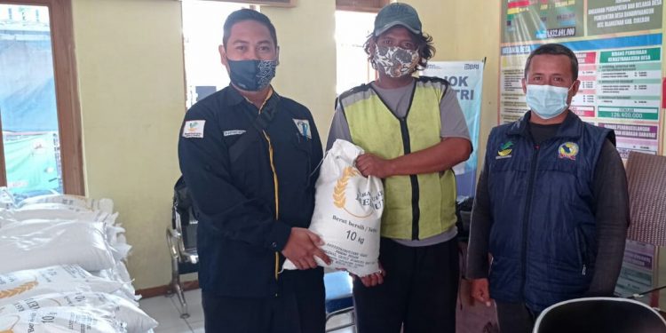 1005 KPM Desa Danawinangun Terima Beras PPKM