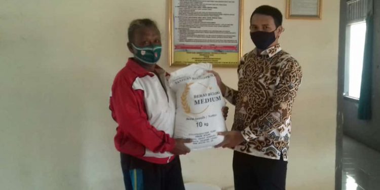 343 KPM Desa Dukupuntang Terima Beras PPKM