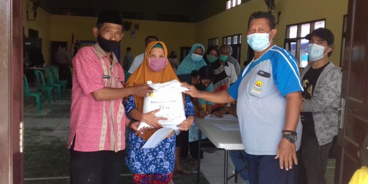 417 KPM Desa Kejuden Dapat Bantuan Beras PPKM