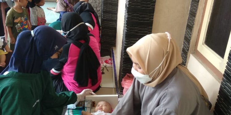 Bidan Dan Kader Posyandu Rutin Lakukan Penimbangan          