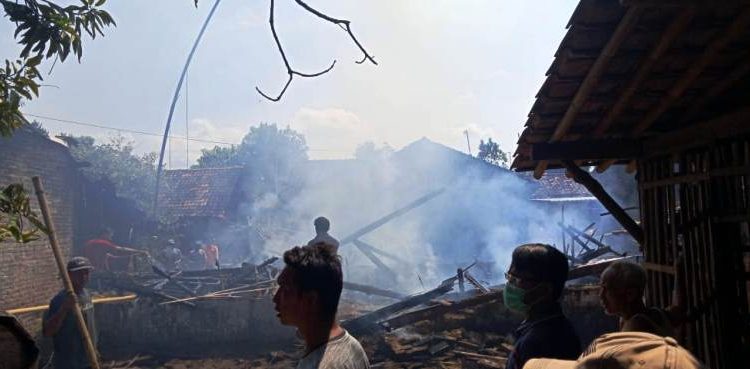 Dalam Waktu Bersamaan Dua Rumah di Banjarharjo Brebes Terbakar