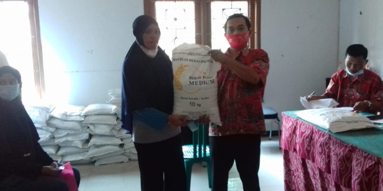 Ditengah Pandemi Covid-19 Pemdes Cikalahang Salurkan Bantuan Kemesos RI Untuk KPM Tambahan