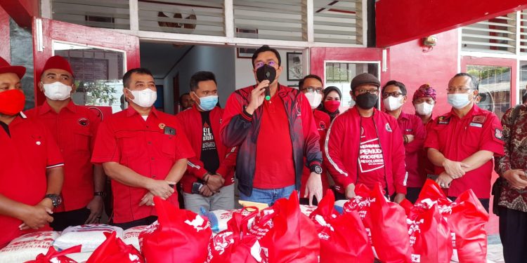 PDI Perjuangan Indramayu Gotong Royong Bantu Warga Terdampak Covid-19