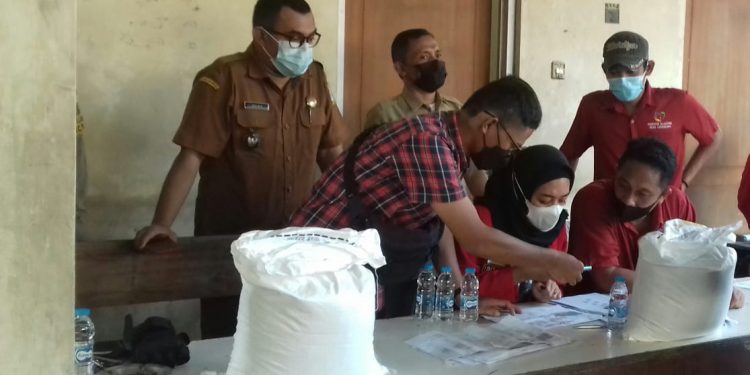 PENYALURAN TAMBAHAN BANTUAN BERAS 10 KG UNTUK WARGA DESA LUNGBENDA DIPANTAU LANGSUNG KUWU
