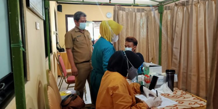 ANTUSIASME MASYARAKAT YANG INGIN DIVAKSIN DI PUSKESMAS SINDANGJAWA CUKUP TINGGI TERMASUK DENGAN SASARAN ANAK USIA 12 – 17 TAHUN