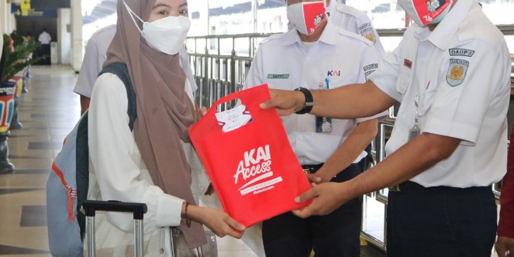KAI Daop 3 Cirebon Peringati Detik-Detik Proklamasi RI di Stasiun