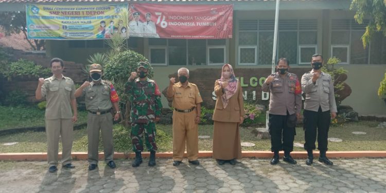 Camat Depok Sund Dewi Memantau Siswa Siswi Secara Langsung PTM