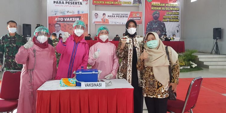Wakil Bupati Cirebon Didampingi Kepala Puskesmas Tegalgubug Meninjau Vaksinasi Peserta Untuk Umum Di GOR Desa Jungjang