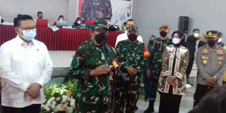Pangdam III/Siliwangi Lakukan Kunjungan Sekaligus Dampingi Wantimpres Tinjau Serbuan Vaksinasi Di GOR desa Jungjang