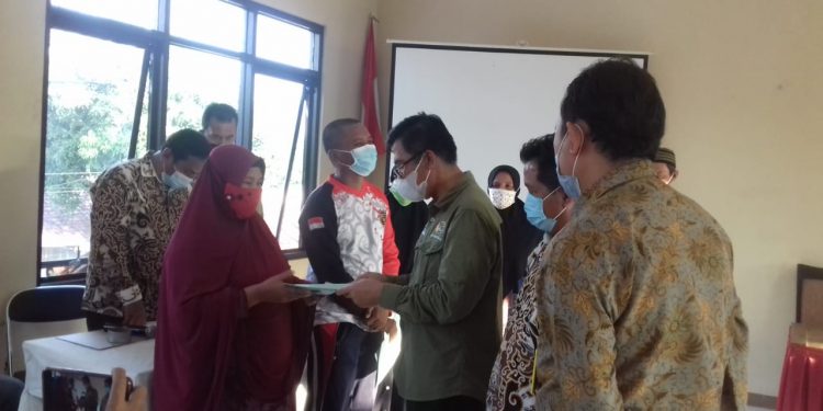 Warga Desa Cisaat Kecamatan Dukupuntang Terima Sertifikat Tanah Gratis Dari BPN